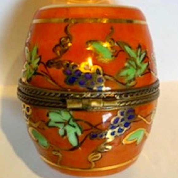 Vintage Limoges French Peint Main Porcelain Wine Barrel &4 Bottles Trinket Box - Picture 4 of 8